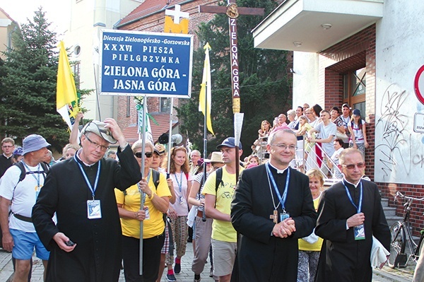 ▲	Pątników  z Zielonej Góry odprowadził bp Tadeusz Lityński. 