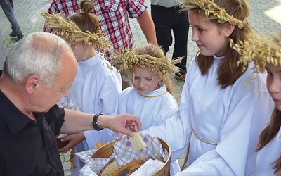 ▲	Na kończącą MAW Eucharystię dzieci przyszły w wiankach i z upieczonymi chlebkami. 