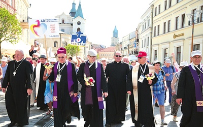 ▲	Arcybiskup S. Budzik, biskup J. Wróbel i biskup A. Miziński po Mszy św. żegnali udających się w drogę pątników.