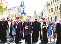 ▲	Arcybiskup S. Budzik, biskup J. Wróbel i biskup A. Miziński po Mszy św. żegnali udających się w drogę pątników.