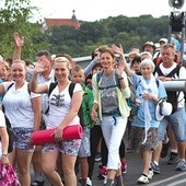 ▲	Pątnicy na moście przekraczają Wisłę. Każdego dnia pokonują ok. 30 km, do jasnogórskiego sanktuarium dotrą 14 sierpnia.