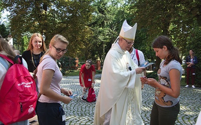 ▲	Każdy z uczestników kongresu otrzymał od bp. Piotra Libery pamiątkę ze świętym. 