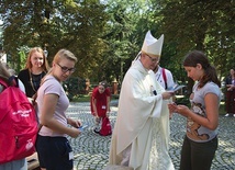 ▲	Każdy z uczestników kongresu otrzymał od bp. Piotra Libery pamiątkę ze świętym. 