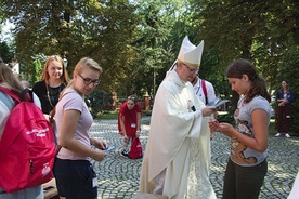 ▲	Każdy z uczestników kongresu otrzymał od bp. Piotra Libery pamiątkę ze świętym. 