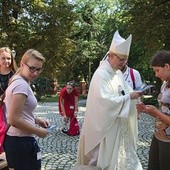 ▲	Każdy z uczestników kongresu otrzymał od bp. Piotra Libery pamiątkę ze świętym. 