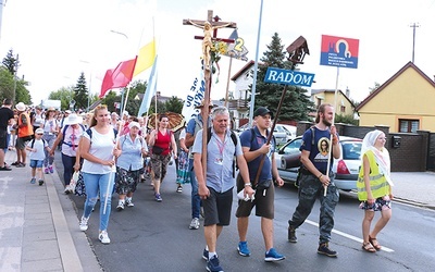 ▲	Każdego dnia swoje intencje powierzają Matce Bożej.