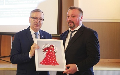 Wiceminister Stanisław Szwed podziękował  za pomoc w przygotowaniu konsultacji prezesowi SI Eurobeskidy Stanisławowi Handerkowi