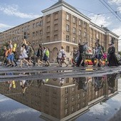 ▲	Pątniczy trud jest streszczeniem całego życia – czasem idzie się w słońcu, czasem w deszczu. Najważniejsze jest to, co w sercu.