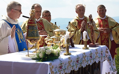 ▲	Mszy św. na szczycie przewodniczył biskup pomocniczy wrocławski.
