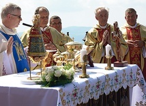 ▲	Mszy św. na szczycie przewodniczył biskup pomocniczy wrocławski.