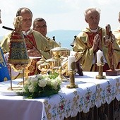 ▲	Mszy św. na szczycie przewodniczył biskup pomocniczy wrocławski.