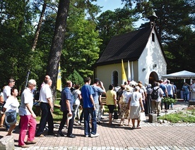 ▼	Pątnicy modlili się za zniewolonych nałogiem oraz ich rodziny – picie jest chorobą systemu, nie jednostki.