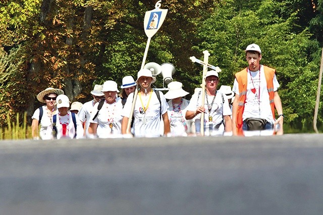 ▲	Mimo ogromnego upału pątnicy opuszczali Skrzatusz z pozytywnym nastawieniem.