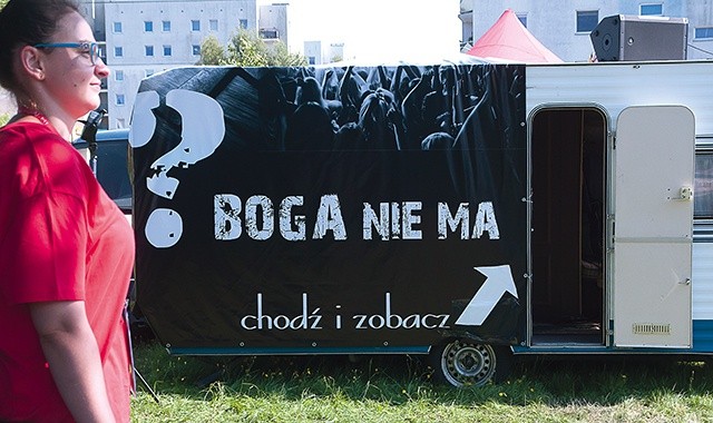 Na ewangelizacji camper zamienił się w kaplicę adoracji. 