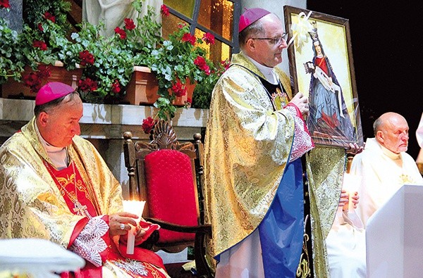 ▲	Na pamiątkę bp Mirosław otrzymał obraz Matki Boskiej Bolesnej z rodzinnego miasta.