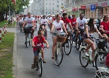 ▲	Rowerzyści mieli na sobie pamiątkowe koszulki.