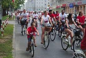 ▲	Rowerzyści mieli na sobie pamiątkowe koszulki.