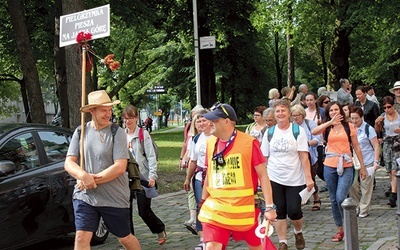 ▲	Zeszłoroczne wyjście pątników z gliwickiej katedry na Jasną Górę.