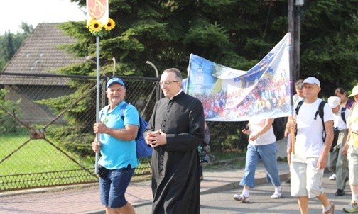 Pielgrzymi z Andrychowa wyruszyli w drogę.