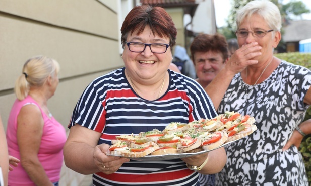 Kanapki muszą być obowiązkowo - mówiły uśmiechnięte panie z Zasola Bielańskiego