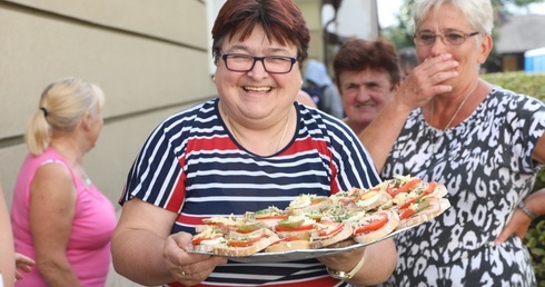 Kanapki muszą być obowiązkowo - mówiły uśmiechnięte panie z Zasola Bielańskiego