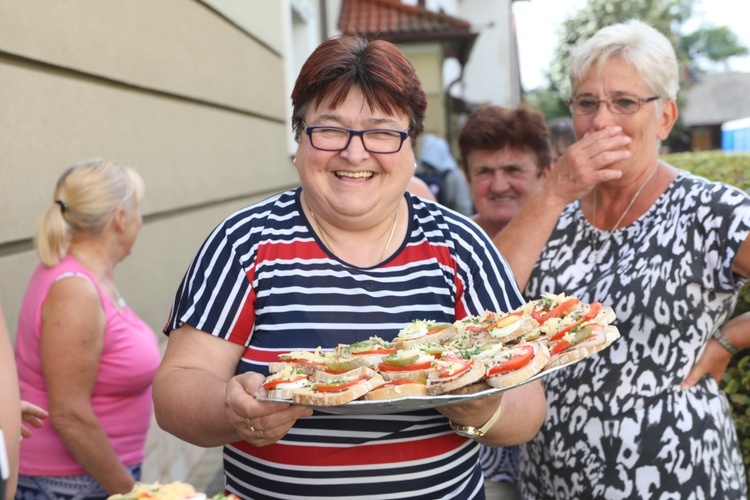 Kanapki muszą być obowiązkowo - mówiły uśmiechnięte panie z Zasola Bielańskiego