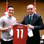 Podczas spotkania w Londynie Mesut Özil podarował prezydentowi Turcji koszulkę swego klubu Arsenalu Londyn.