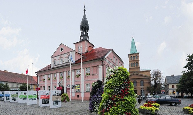 Ratusz w Międzyrzeczu. W tle kościół  św. Wojciecha,  który do 1945 r. był świątynią ewangelicką.