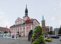 Ratusz w Międzyrzeczu. W tle kościół  św. Wojciecha,  który do 1945 r. był świątynią ewangelicką.