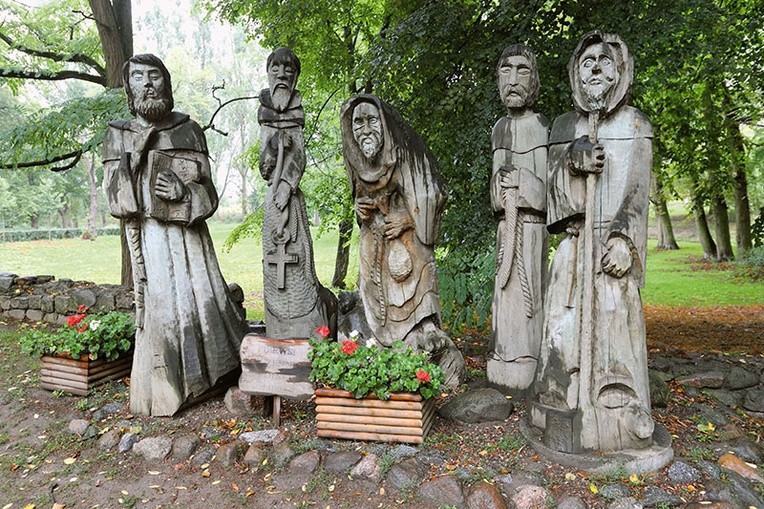 Rzeźby Pięciu Braci Męczenników  przy wejściu do międzyrzeckiego zamku.
