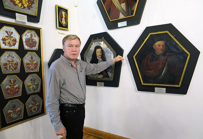 Andrzej Kirmiel, dyrektor Muzeum Ziemi Międzyrzeckiej, pokazuje kolekcję portretów trumiennych.