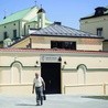 ◄	Do Domu bł. Aniceta, jałmużnika Warszawy, wchodzi się  od ul. Kapucyńskiej.