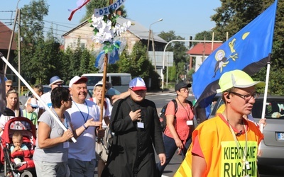 Pielgrzymi wyruszyli z krzyżem i flagami miasta - z wizerunkiem św. Andrzeja Boboli