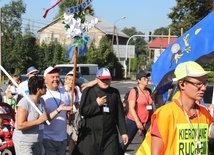 Pielgrzymi wyruszyli z krzyżem i flagami miasta - z wizerunkiem św. Andrzeja Boboli