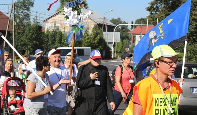 Pielgrzymi wyruszyli z krzyżem i flagami miasta - z wizerunkiem św. Andrzeja Boboli