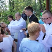 Wyświęceni w tym roku kapłani udzielają błogosławieństwa pątnikom