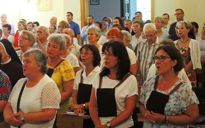 Członkowie świeckiego karmelu z Oświęcimia (na pierwszym planie) przygotowali czuwanie przed Mszą św.