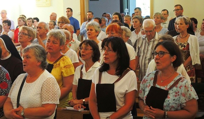 Członkowie świeckiego karmelu z Oświęcimia (na pierwszym planie) przygotowali czuwanie przed Mszą św.