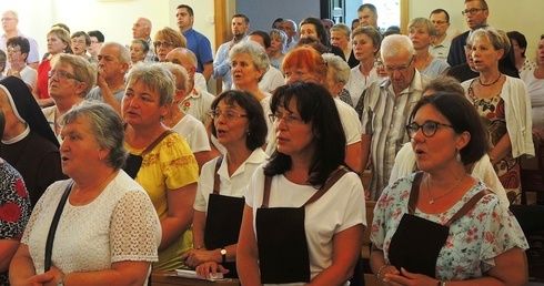 Członkowie świeckiego karmelu z Oświęcimia (na pierwszym planie) przygotowali czuwanie przed Mszą św.