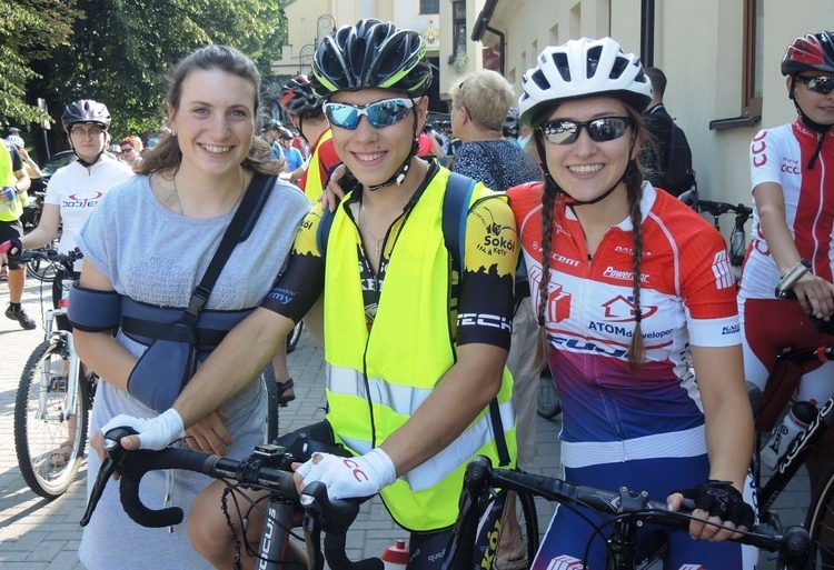 Kontuzjowana w tym roku Magda Zielińska, mistrzyni Pucharu Polski juniorek MTB z przyjaciółmi z pielgrzymki