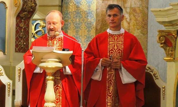 Kapucyn o. Marek Socha i ks. Kazimierz Walusiak w kościele św. Macieja w Andrychowie