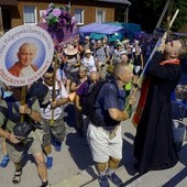 Witając pątników, krzyż łomżyńskiej pielgrzymki całuje ks. Tomasz Waśkiewicz, proboszcz parafii Lipa