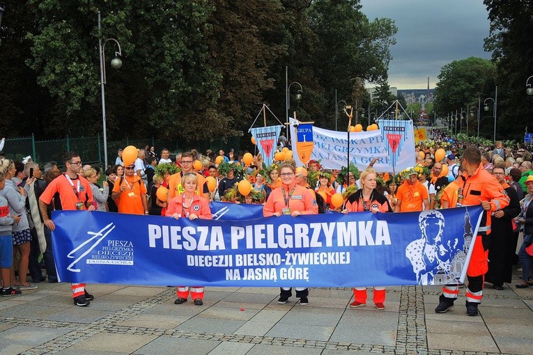 Pielgrzymi Ziemi Oświęcimskiej, którzy szli w jubileuszowej 35. pielgrzymce, wprowadzili pątników bielsko-żywieckich na Jasną Górę