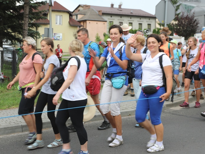 Pielgrzymi hałcnowscy na postoju w Sławkowie - 2018