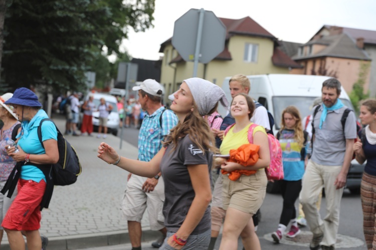 Pielgrzymi hałcnowscy na postoju w Sławkowie - 2018