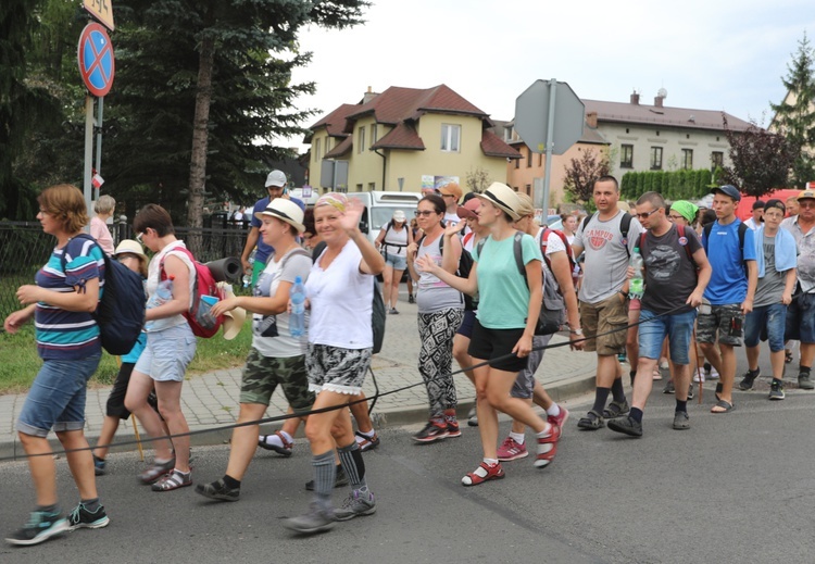 Pielgrzymi hałcnowscy na postoju w Sławkowie - 2018