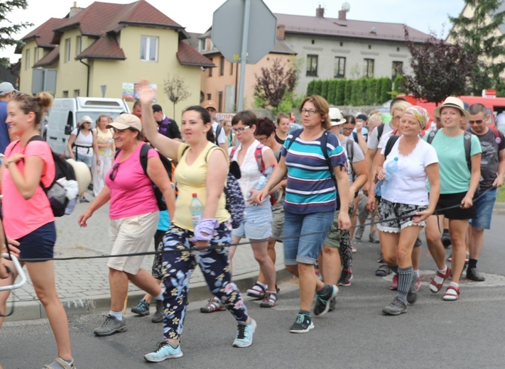 Pielgrzymi hałcnowscy na postoju w Sławkowie - 2018