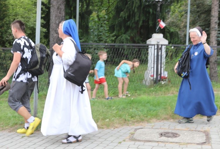 Pielgrzymi hałcnowscy na postoju w Sławkowie - 2018