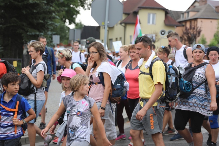 Pielgrzymi hałcnowscy na postoju w Sławkowie - 2018