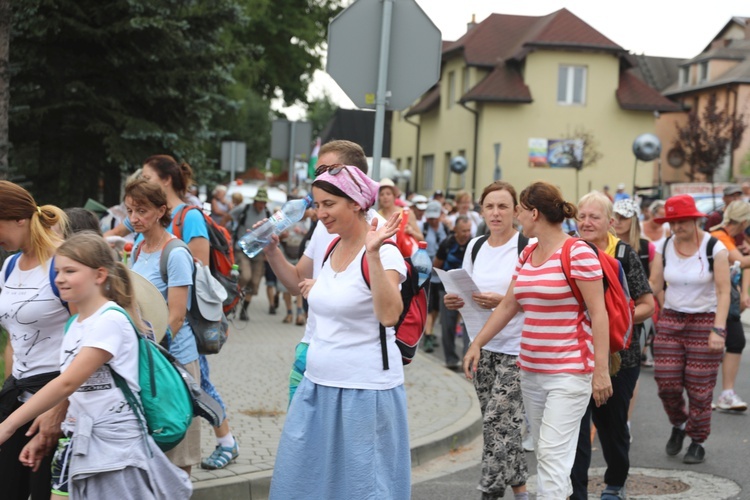 Pielgrzymi hałcnowscy na postoju w Sławkowie - 2018